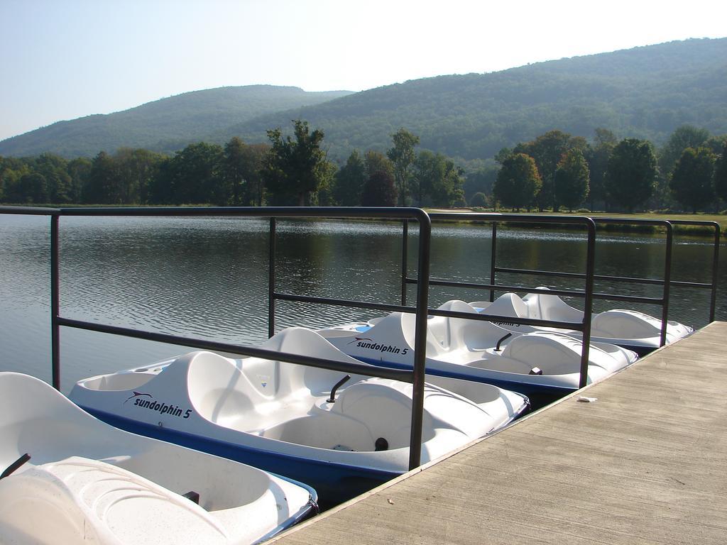 Отель Honors Haven Retreat & Conference Ellenville Экстерьер фото