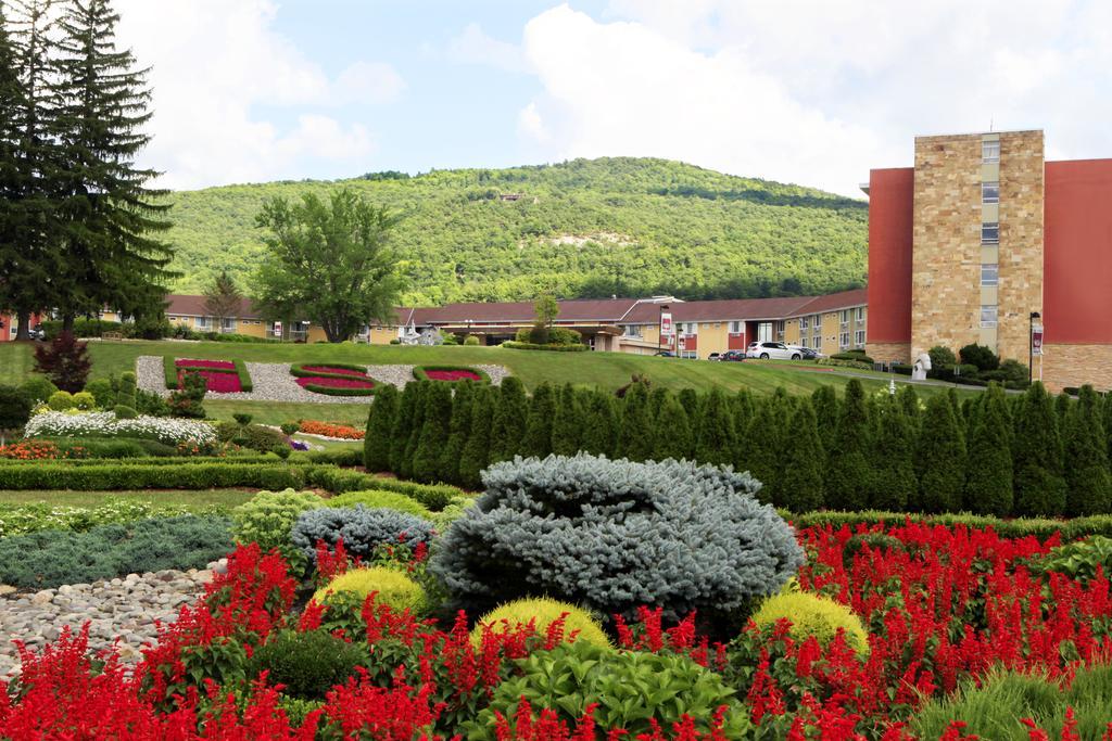 Отель Honors Haven Retreat & Conference Ellenville Экстерьер фото